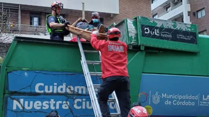Rescataron a un hombre antes de ser compactado por un camión de basura