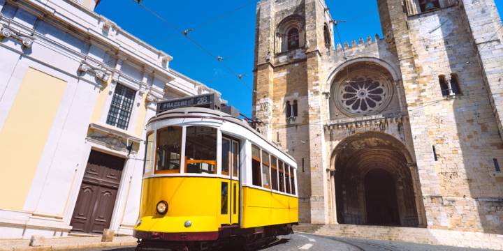 Al menos 15 muertos y 20 heridos tras el descarrilamiento de un tranvía funicular en Lisboa