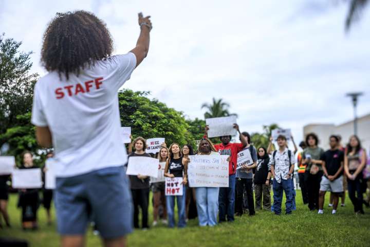 Universitarios protestan contra presencia del Servicio de Inmigración en campus de Florida