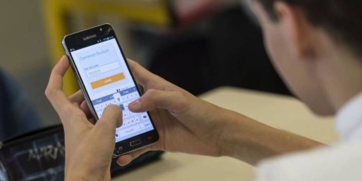 Prohíben por ley usar celulares en las escuelas primarias de provincia de Buenos Aires