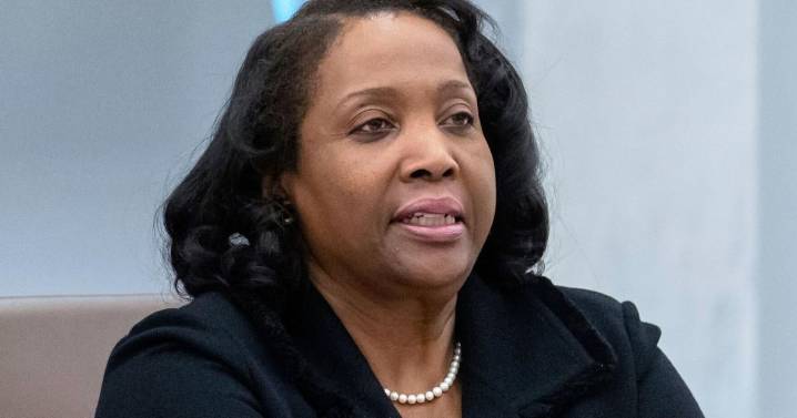 Trump asks the Supreme Court for an emergency order to remove Lisa Cook from the Fed board