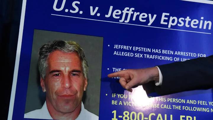 Fiscal que llevó caso Epstein demanda por despido que vincula a Trump y a su padre