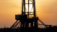 Precios del petróleo caerán significativamente en los próximos meses: agencia de EU