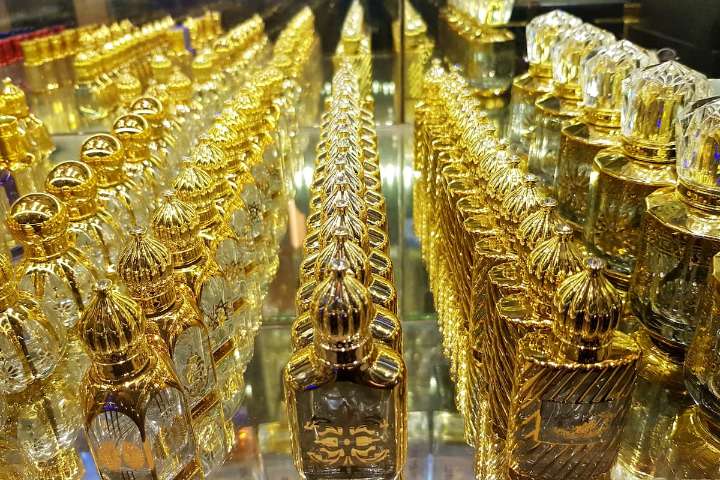 Cada vez son más preferidos por los chilenos: descubre qué perfume árabe se asemeja a tu fragancia favorita