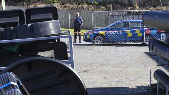 A New Zealand father who evaded authorities with his 3 children for years is shot dead by the police