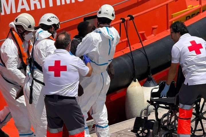 Rescatan una neumática a la deriva con 53 migrantes cerca de Canarias