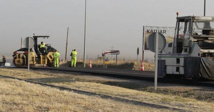 La carretera que conecta las rotondas de El Helmántico y Las Bizarricas, cortada durante tres días por obras de asfaltado