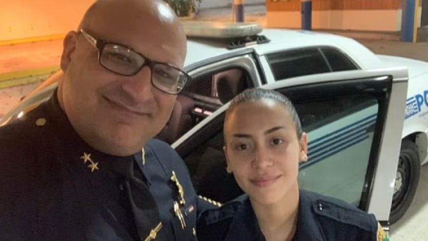Policía dispara contra su novio tras cacharle mensajitos calientes con otra