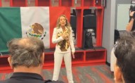 Fey interpreta el Himno Nacional Mexicano en los vestidores antes de la pelea de "Canelo" Álvarez