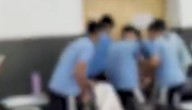 Terror en la escuela: chamaco entra con tres cuchillos y amenaza a su maestra