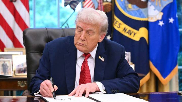 Donald Trump reaviva la guerra comercial y anuncia nuevos aranceles, entre ellos uno del 100% a los medicamentos
