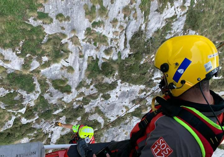 La avería del funicular de Bulnes activó un complejo operativo para evacuar a 13 afectados
