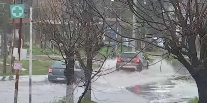 La tormenta de Santa Rosa provocó inundaciones y dejó calles anegadas