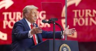 Donald Trump honra a Charlie Kirk calificándolo como uno de “los más grandes patriotas” de EE.UU. 