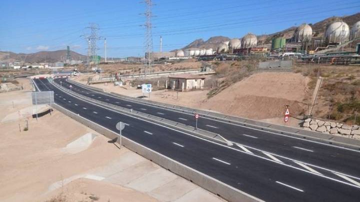 Abre al tráfico con doble carril la carretera de acceso a la dársena de Escombreras en Cartagena