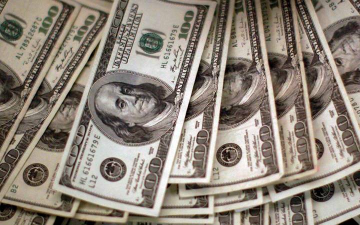El dólar cae a la espera de las decisiones de los bancos centrales