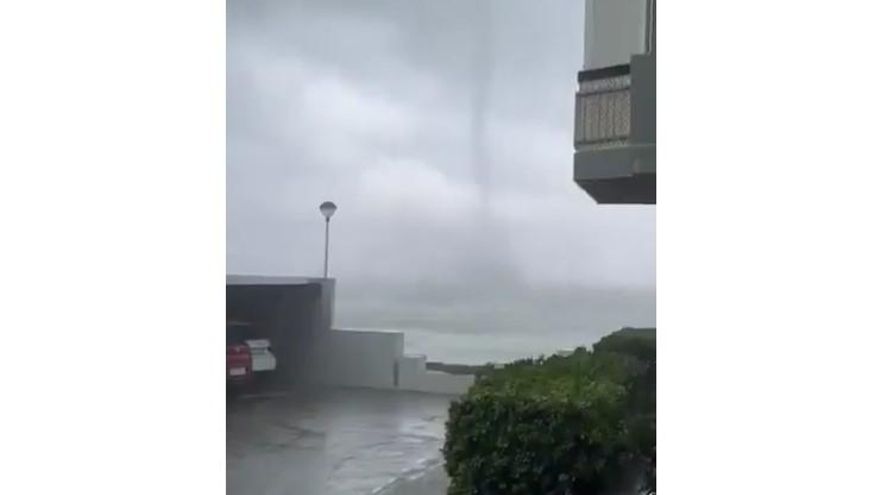 Una manga marina recorre el Mareny de Sueca