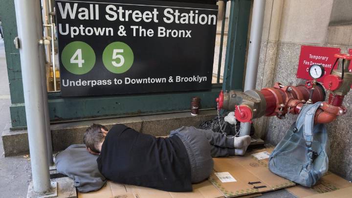 Orden de Trump cambiaría drásticamente el trato NYC ofrece a las personas sin hogar