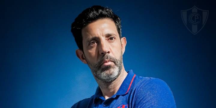 Jorge Bava, extécnico de Independiente Santa Fe, fue presentado en Cerro Porteño de Paraguay: “Ya está en el barrio”
