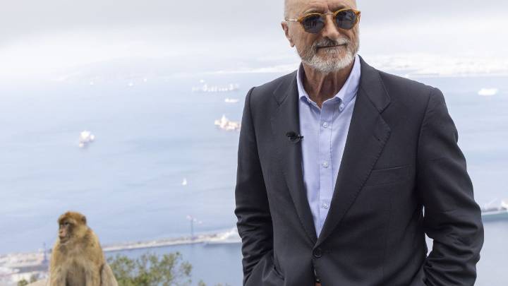 Rodeado de libros y maquetas: así es la casa en la que Arturo Pérez