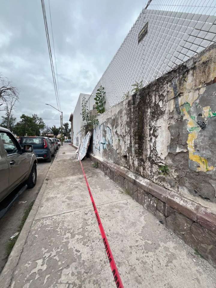 Barda colapsada del Internado Damián Carmona representa un riesgo para vecinos y transeúntes