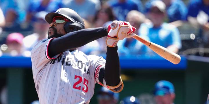 Byron Buxton exits after getting hit by pitch in knee