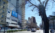 Sin semáforos, caos de tránsito y locales sin luz en el centro de La Plata: que pasó