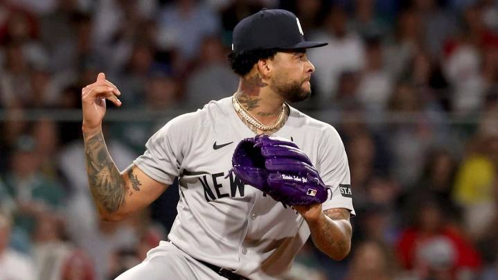 Yankees beat Red Sox, move 1 1/2 games ahead for wild