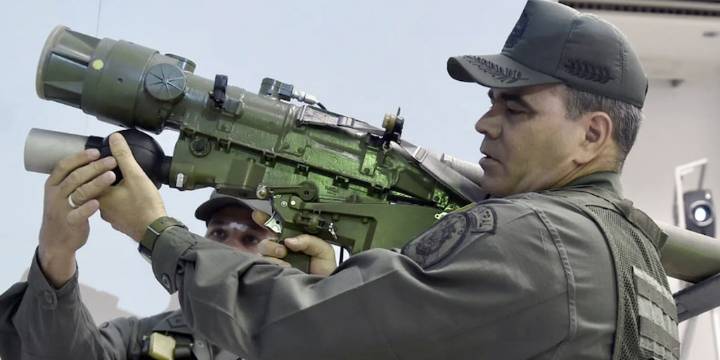 Un general venezolano advirtió a los militares que si entregan misiles Iglas a organizaciones criminales serán juzgados por crímenes de guerra
