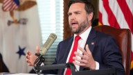 El vicepresidente JD Vance toma el micrófono de Kirk y señala a la "extrema izquierda" por su asesinato