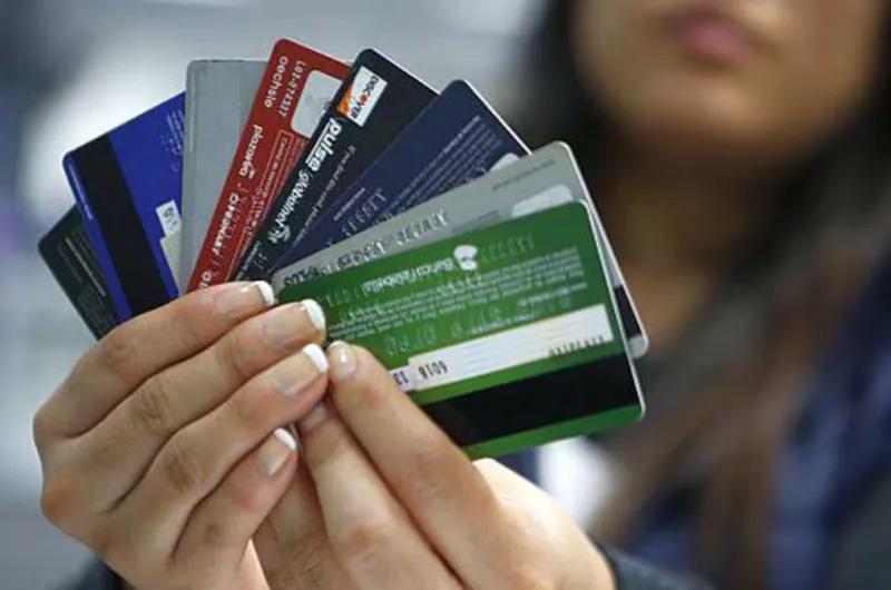 La maestra estafadora también le robaba las tarjetas a sus amigas y a la familia de su novio