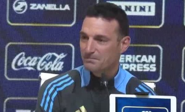 Video: las lágrimas de un periodista hicieron emocionar a Lionel Scaloni durante la conferencia de prensa