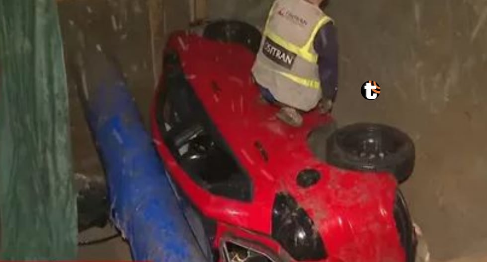 ¡Terrible descuido! Auto cayó en zanja de obra y dejó dos heridos en Villa María del Triunfo
