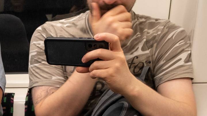 'I'll watch it with you': Woman's ingenious hack for making people stop watching loud videos on their phones in public lauded