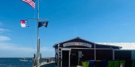 Un hombre disparó desde un barco hacia un bar en Carolina del Norte; hay tres muertos y ocho heridos