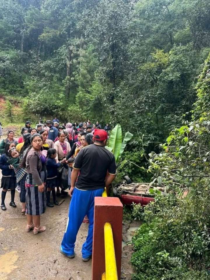 Vehículo atropella niños durante un desfile escolar