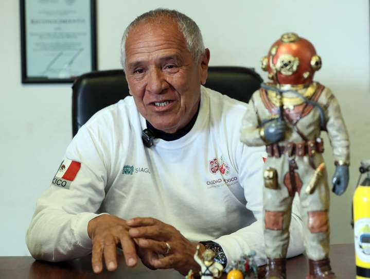 El buzo de aguas negras que combate las inundaciones en México