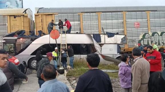 Tren embiste camión en Atlacomulco: 8 muertos y 45 heridos
