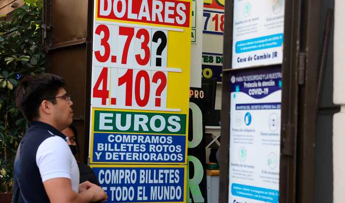 Caída del dólar abre espacio para los fondos mutuos y activos de renta fija