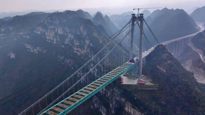 China estrena el puente más alto del mundo