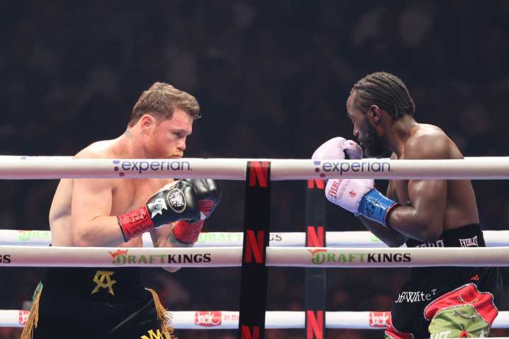 Terrence Crawford domina al “Canelo” y se corona campeón Mundial
