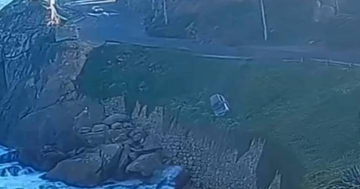 Madre e hijo sobreviven tras caer a un roquerío en Concón: auto perdió el control en plena curva