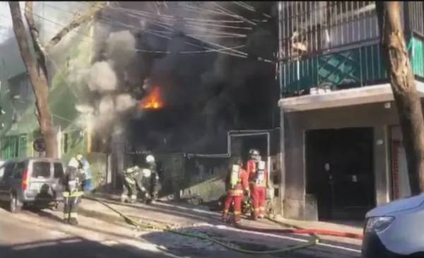 Incendio en un conventillo de La Boca: hay un muerto y al menos 8 heridos