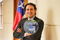 FOTO. Vlado Mirosevic anuncia nueva denuncia contra Pastor Soto tras exhibir un ataúd con su foto frente al Congreso