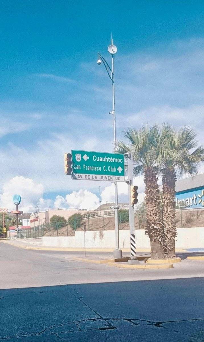 Semáforos apagados generan caos vial en Francisco Villa y Periférico de la Juventud