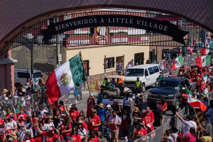 Con orgullo y poder, miles participan en el Desfile de La Villita para celebrar en Chicago la Independencia de México