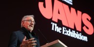 Steven Spielberg revive la magia de “Tiburón”, en el 50° aniversario de su estreno