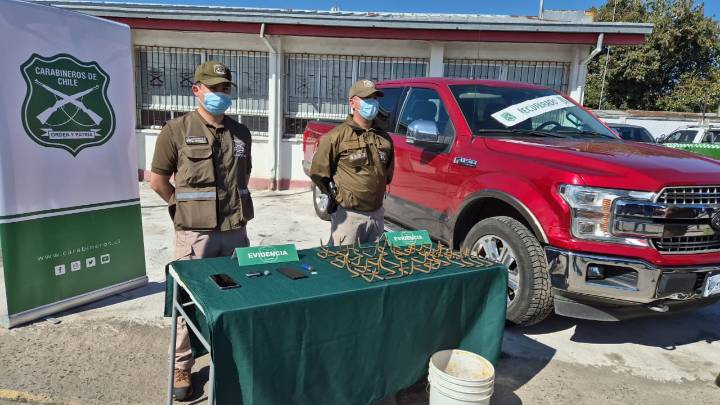 Sujetos ocultaban camioneta robada en estacionamiento de supermercado en Chillán.