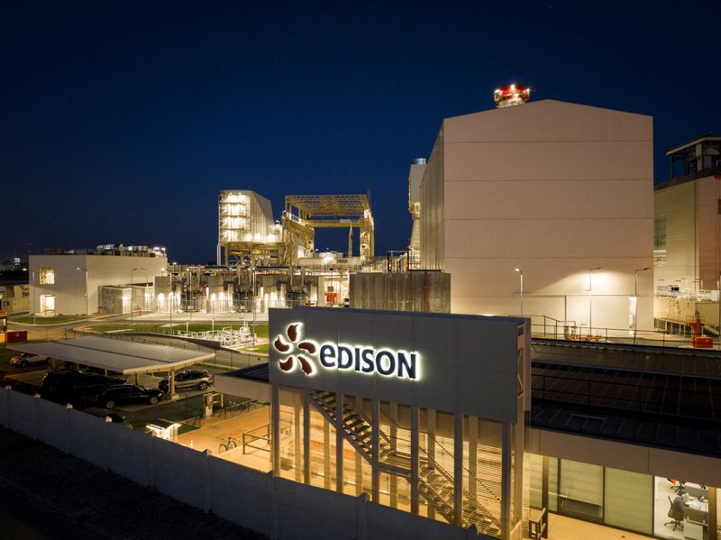 Edison to buy U.S. LNG from Shell in 15-year deal starting 2028