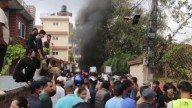 Renuncia el primer ministro de Nepal: Manifestantes incendiaron su casa y su esposa murió quemada